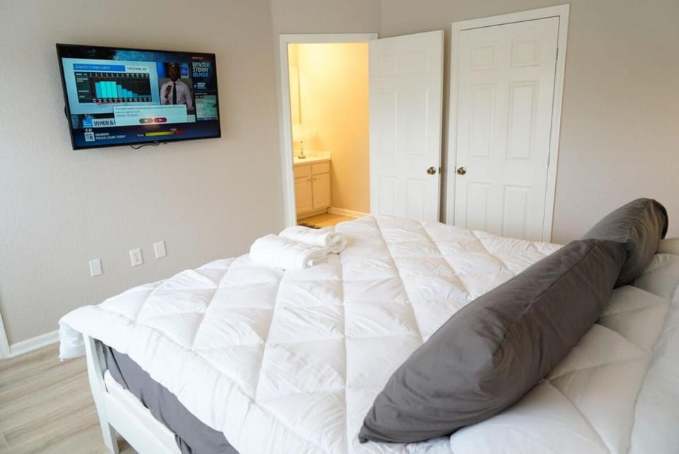 Bed, TV and multimedia, Photo of the whole room, Bedroom