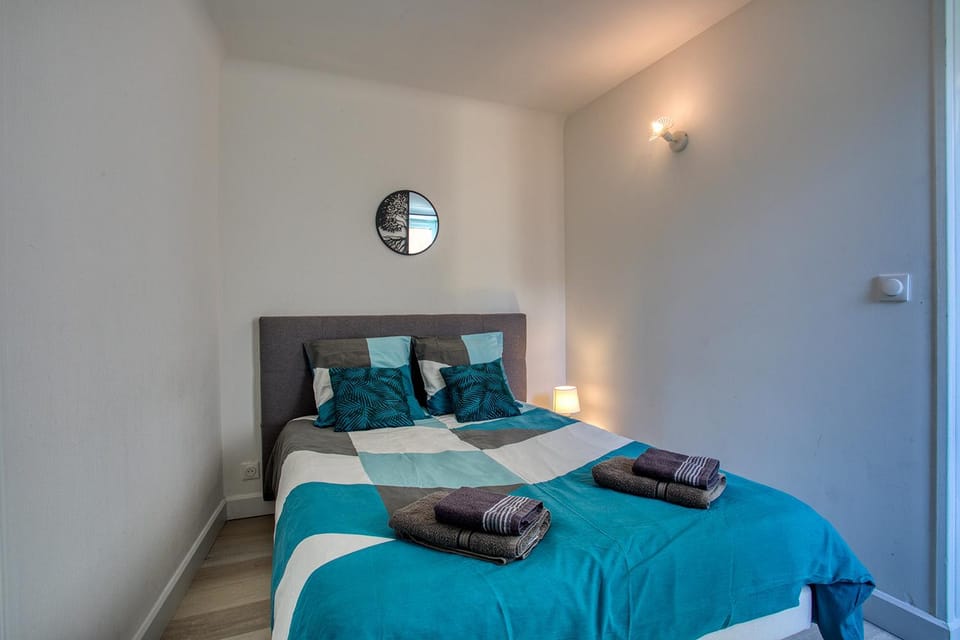 Bed, Bedroom, towels