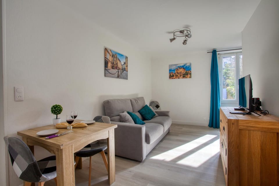TV and multimedia, Living room, Seating area, Dining area