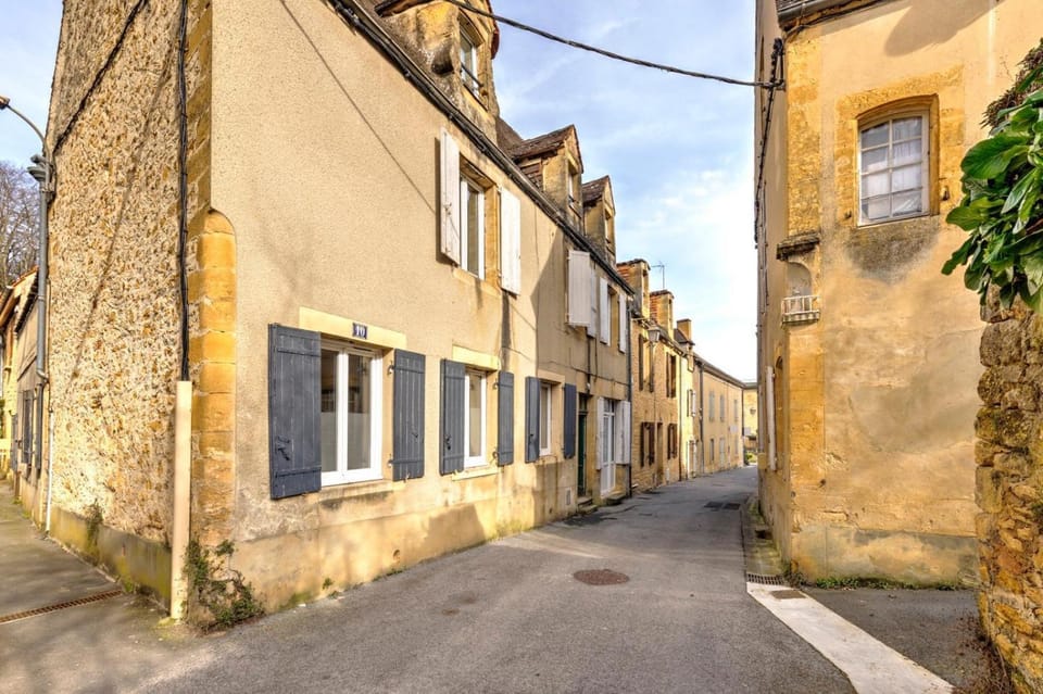 Property building, Day, Neighbourhood, Street view