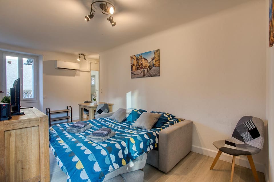Bed, Living room