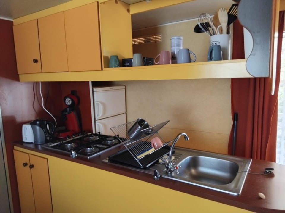 Coffee/tea facilities, stove, Internal: Not applicable to any particular room