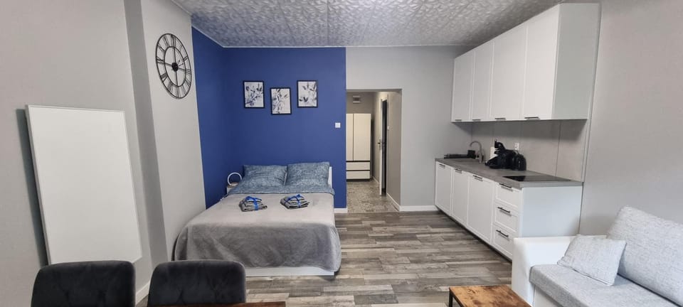 Bed, Photo of the whole room, towels