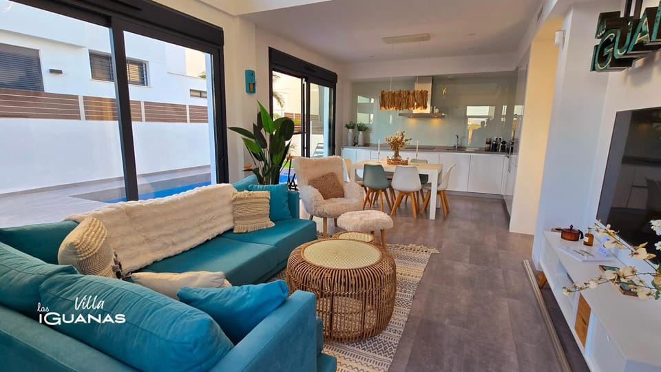 Communal lounge/ TV room, TV and multimedia, Kitchen or kitchenette, Seating area, Dining area, Evening entertainment