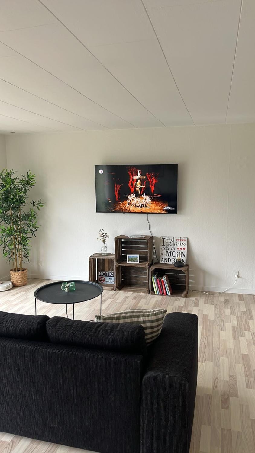 Living room, Seating area, Evening entertainment