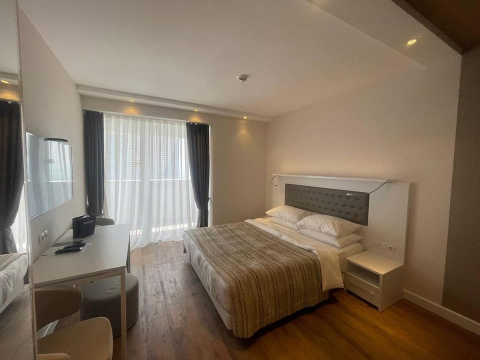 Bed, TV and multimedia, Photo of the whole room, Bedroom