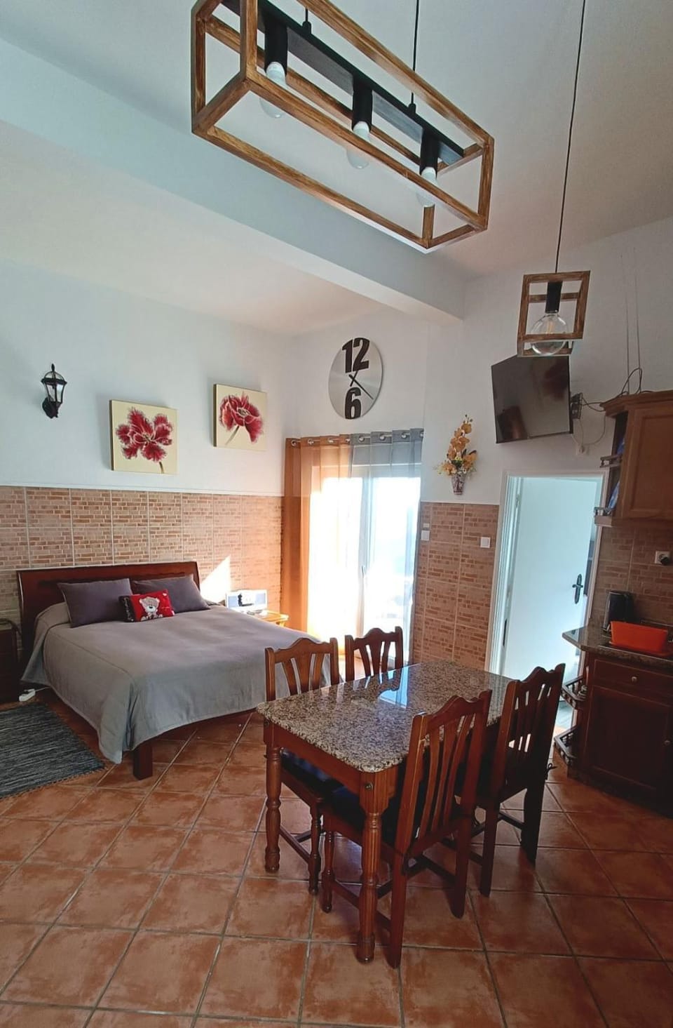 Bed, Photo of the whole room, Dining area