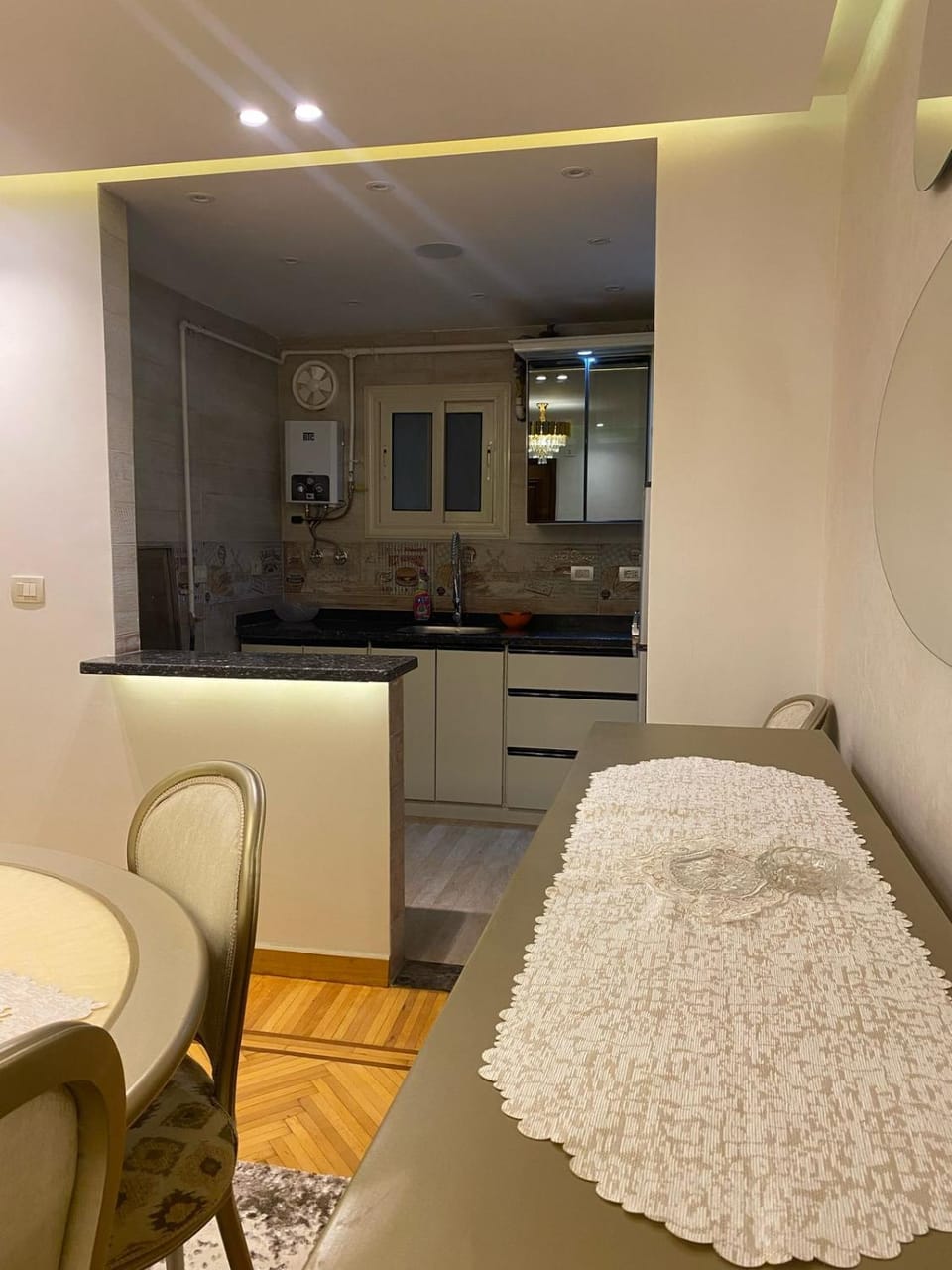 Kitchen or kitchenette, Dining area