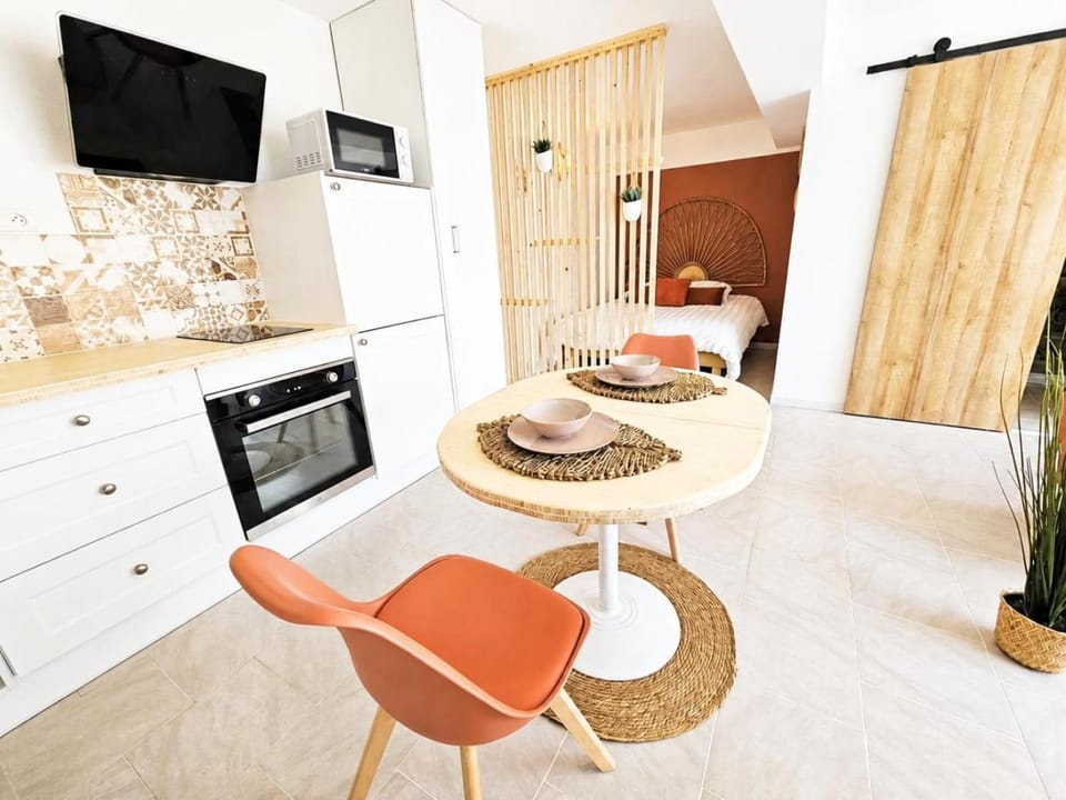 Kitchen or kitchenette, Dining area, stove
