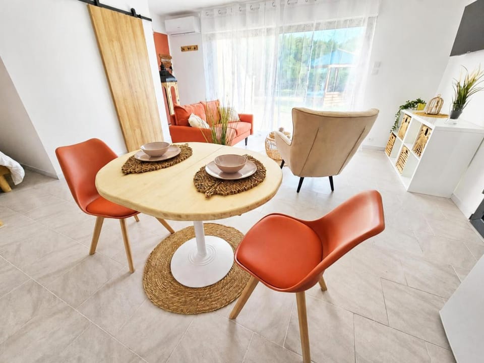 Kitchen or kitchenette, Seating area, Dining area