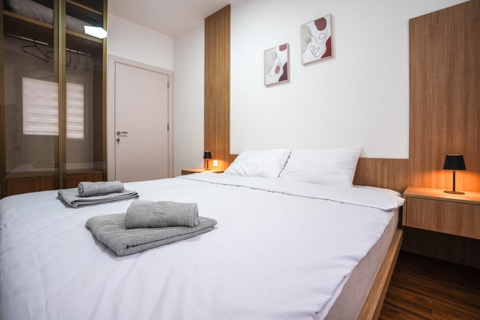 Bed, Photo of the whole room, Bedroom, towels, wardrobe