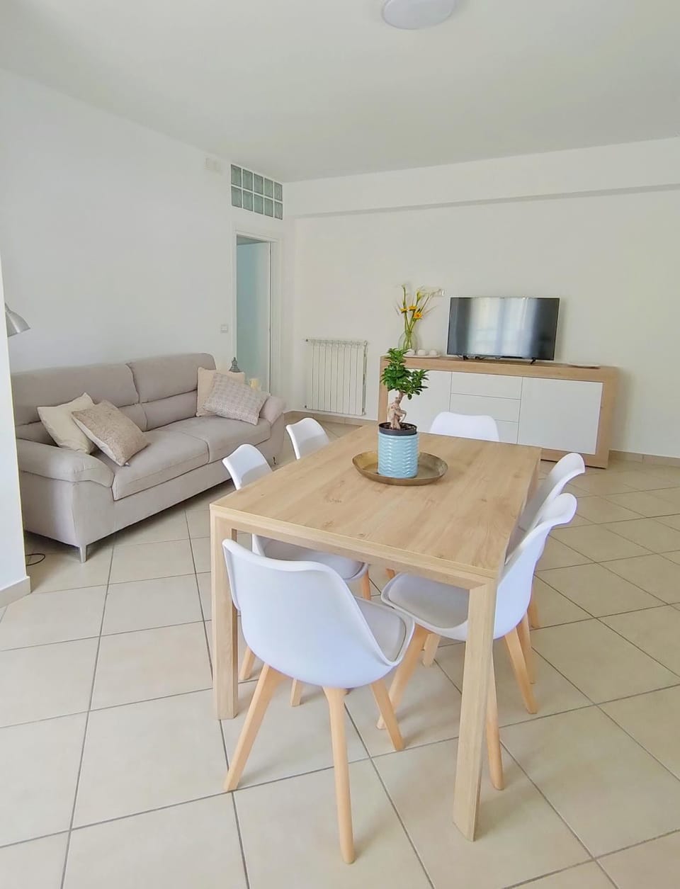 TV and multimedia, Living room, Seating area, Dining area