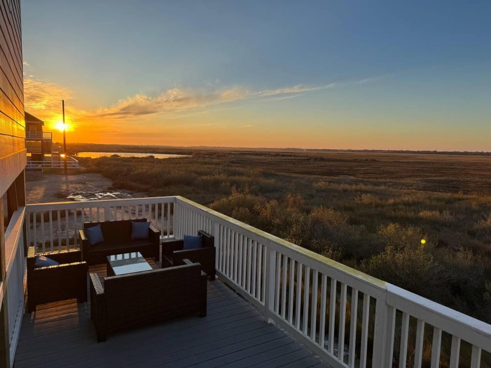 Beach House with Breathtaking Sunsets - Perfect for Couples and Families! House in Bolivar Peninsula