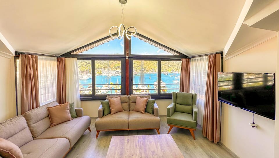 Natural landscape, TV and multimedia, Living room, Seating area