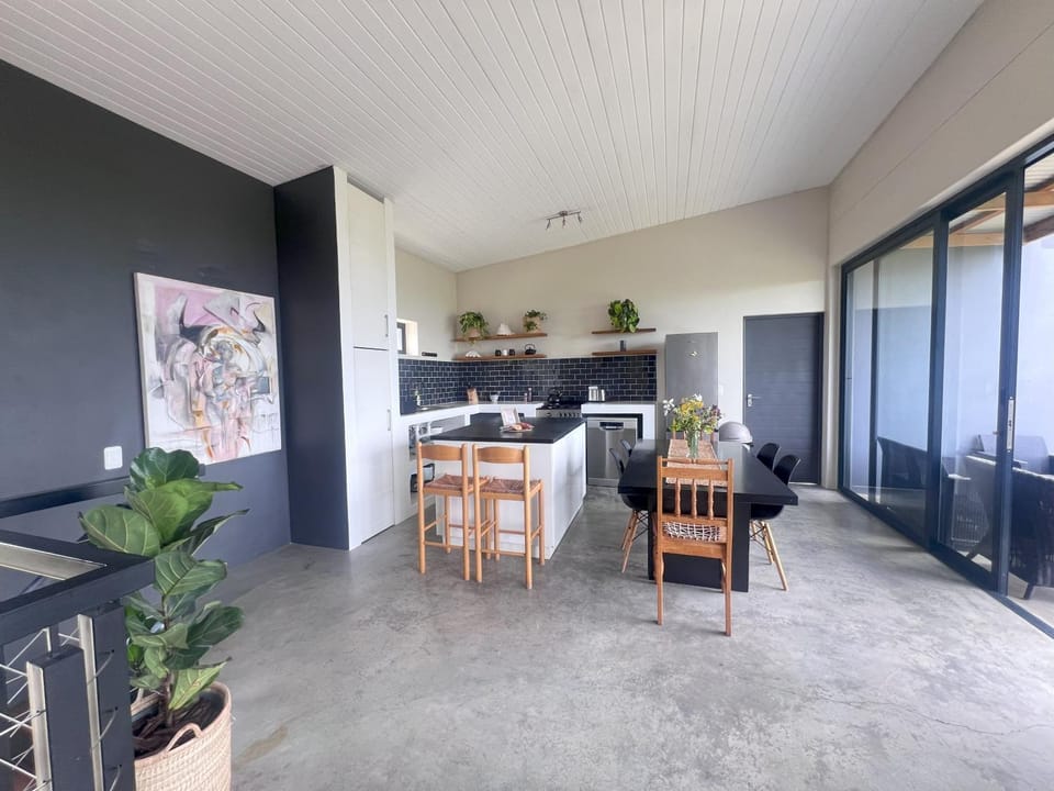 Kitchen or kitchenette, Dining area, pet friendly