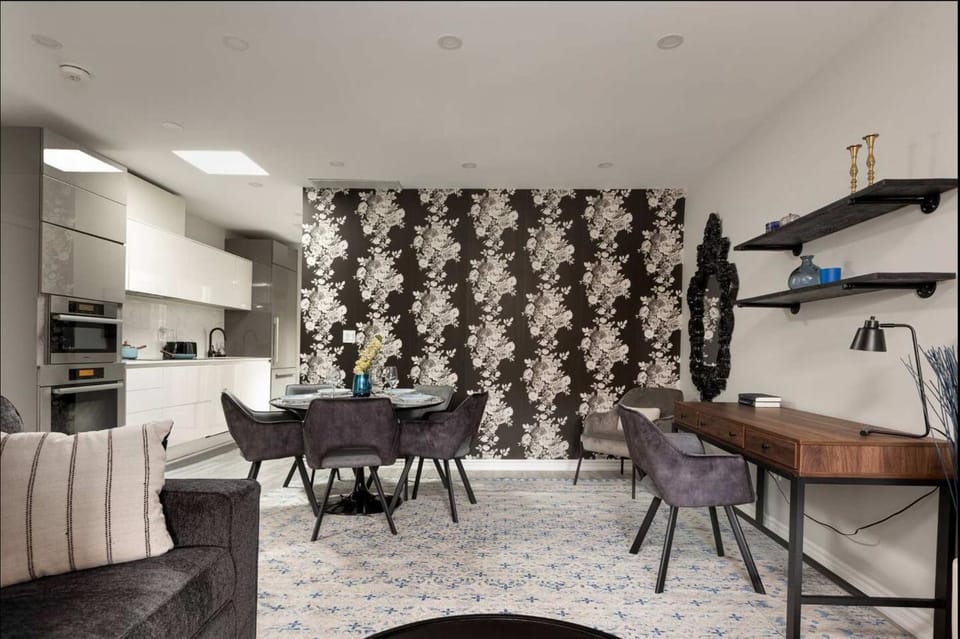 Casa Hotel Elegant Suite w Patio BBQ Grill Hotel in Toronto