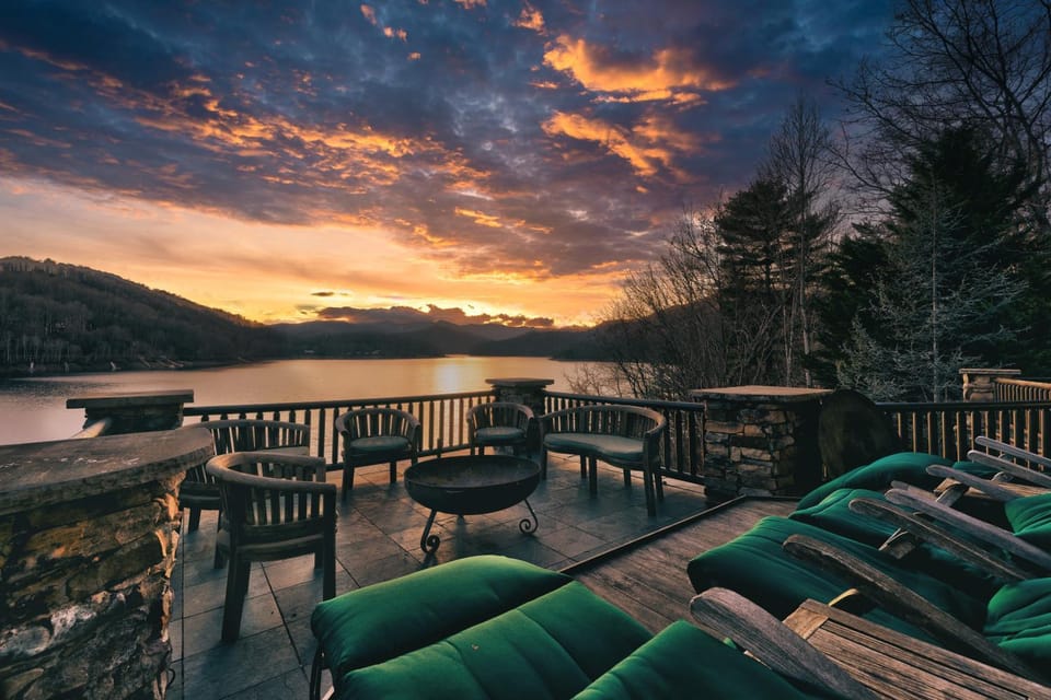 Lakefront Cabin For Large Groups Cabin in Nantahala Lake