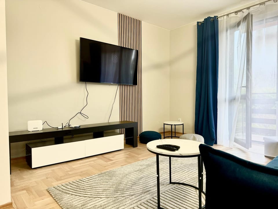 TV and multimedia, Living room, Evening entertainment