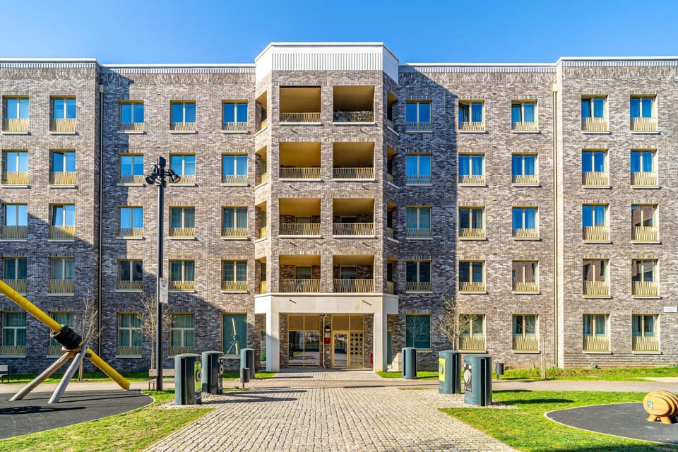 Luxury Barking Apartment Near City Airport - With Gym And Free Parking Sleeps 8 Apartment in Barking