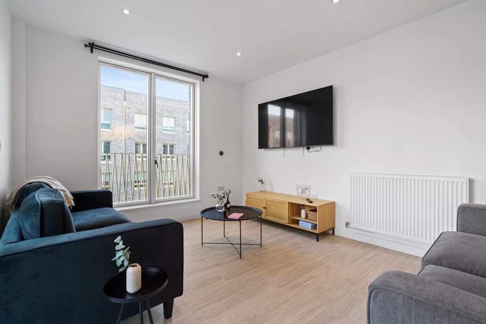 Luxury Barking Apartment Near City Airport - With Gym And Free Parking Sleeps 8 Apartment in Barking