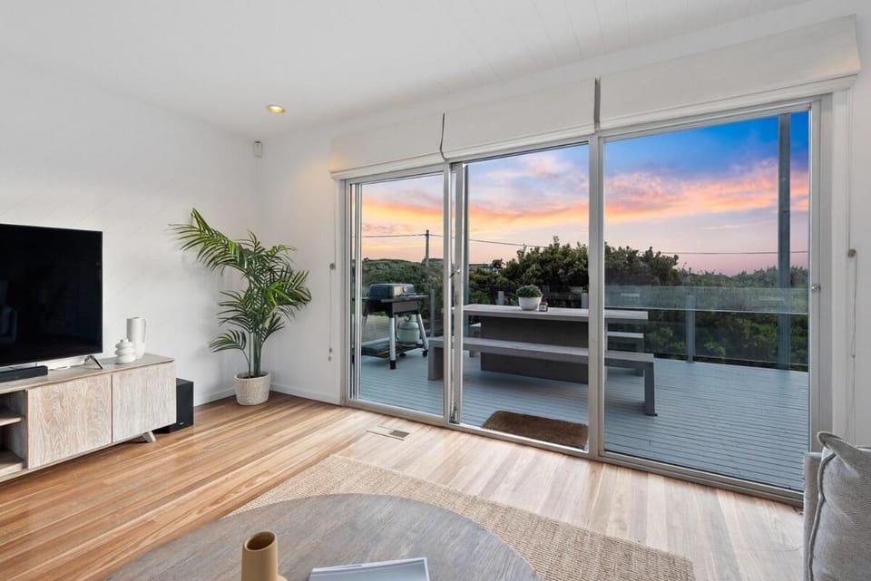 Nalu Retreat Luxe Beach Escape Steps From Ocean House in Fingal