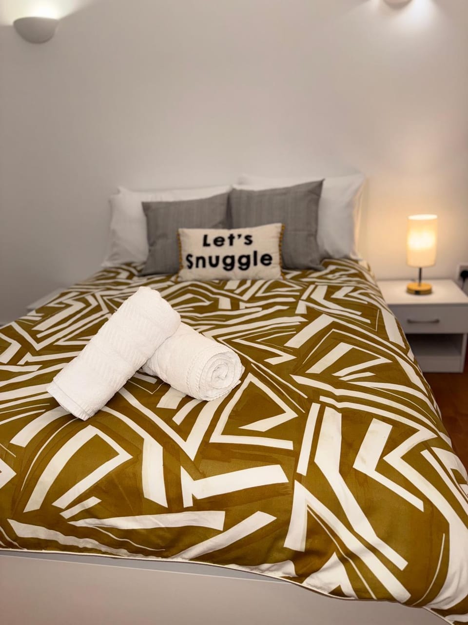 Bed, Bedroom, towels
