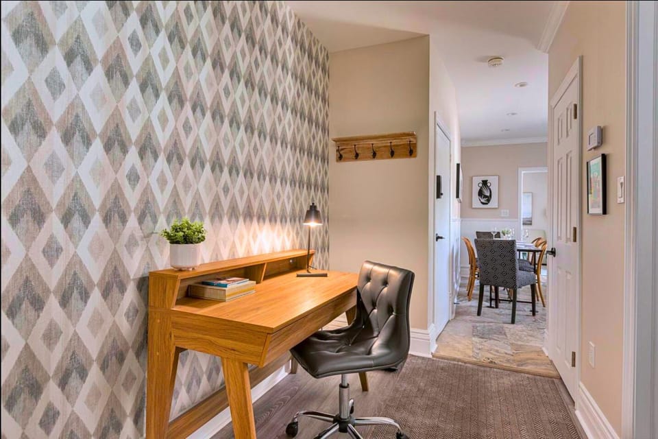 Casa Queen Hotel - Leslieville Beach Suite w Private Patio & BBQ Hotel in Toronto