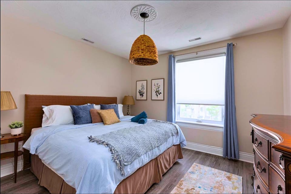 Casa Queen Hotel - Leslieville Beach Suite w Private Patio & BBQ Hotel in Toronto
