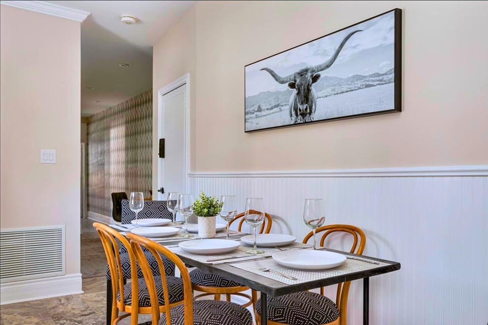 Casa Queen Hotel - Leslieville Beach Suite w Private Patio & BBQ Hotel in Toronto