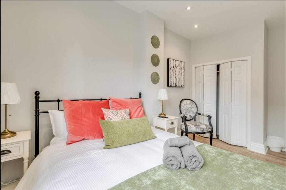Casa Leslieville - 2BR Suite with LRG Patio Hotel in Toronto
