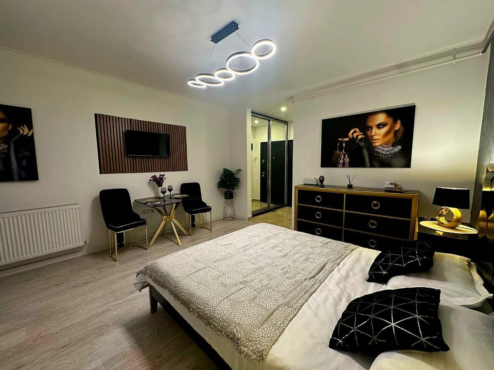 Bed, TV and multimedia, Living room, Seating area, Dining area