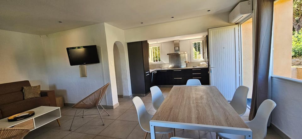 Communal lounge/ TV room, TV and multimedia, Kitchen or kitchenette, Living room, Seating area, Dining area
