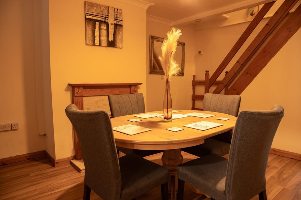 Mansfield House - Sleeps 10, Free Parking, WiFi - Weekly & Monthly Stay Deals! Apartment in Mansfield