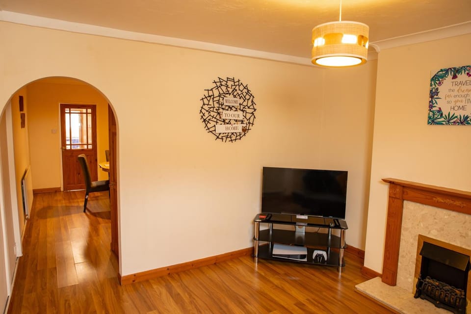 Mansfield House - Sleeps 10, Free Parking, WiFi - Weekly & Monthly Stay Deals! Apartment in Mansfield