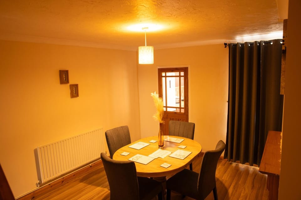 Mansfield House - Sleeps 10, Free Parking, WiFi - Weekly & Monthly Stay Deals! Apartment in Mansfield