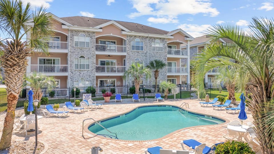Tranquil Myrtlewood Condo End-Unit for 2!, Relaxing Coastal Off-Season Getaway House in Carolina Forest