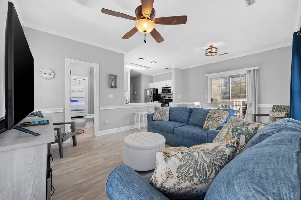 Tranquil Myrtlewood Condo End-Unit for 2!, Relaxing Coastal Off-Season Getaway House in Carolina Forest