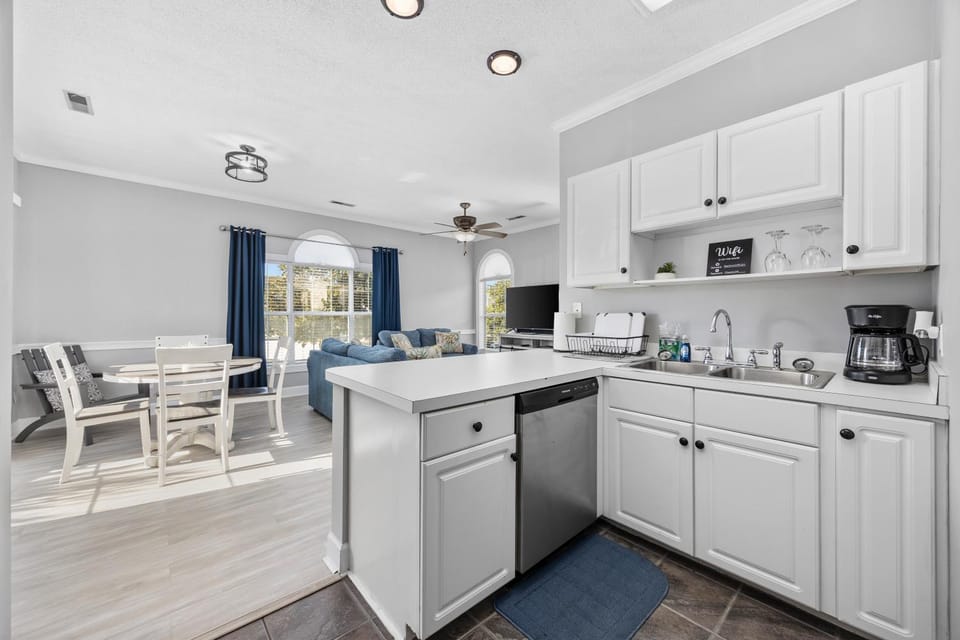 Tranquil Myrtlewood Condo End-Unit for 2!, Relaxing Coastal Off-Season Getaway House in Carolina Forest