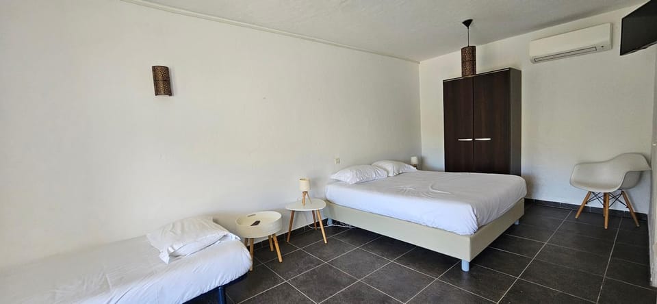 Bed, TV and multimedia, Photo of the whole room, Bedroom