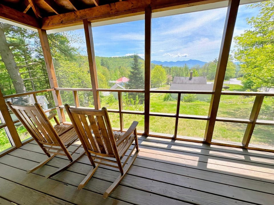 11G Quintessential New England Cottage with Fantastic Views Pool gym passes House in Sugar Hill