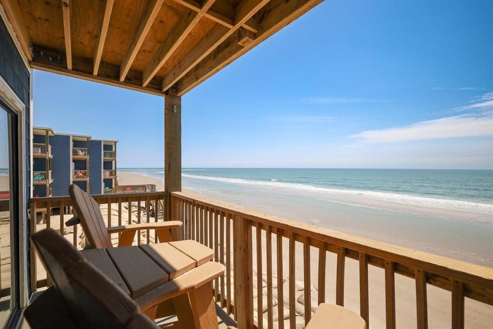 Life is a Beach- Views, Beach, Discounts! Apartment in North Topsail Beach