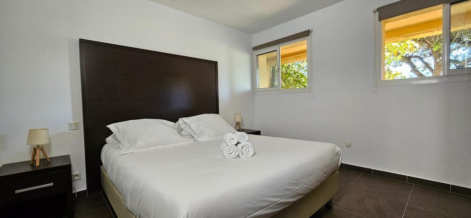 Bed, Photo of the whole room, Bedroom, towels