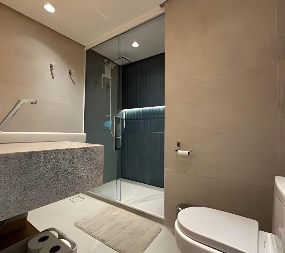 Shower, Toilet