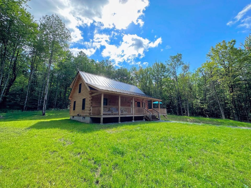18HA Log home close to Franconia Notch privacy fire pit wifi pool gym passes House in Sugar Hill