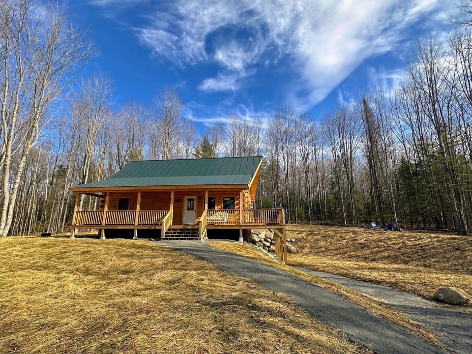 18HA Log home close to Franconia Notch privacy fire pit wifi pool gym passes House in Sugar Hill