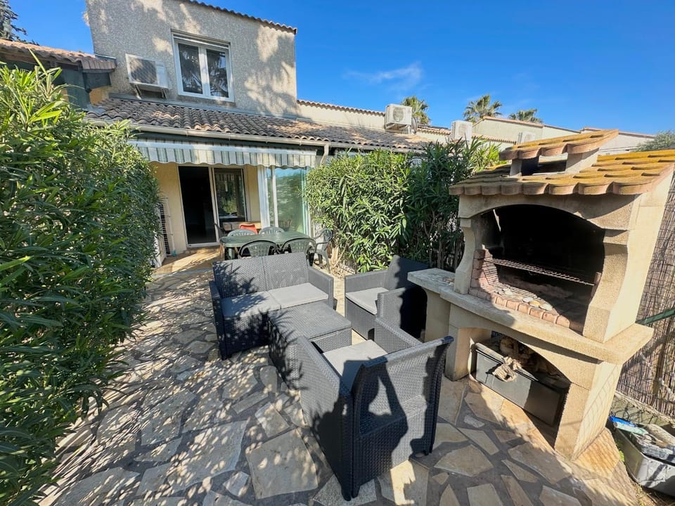 Pavillon 5 pers avec terrasse, piscine et parking privé - FR-1-781-94 House in Occitanie