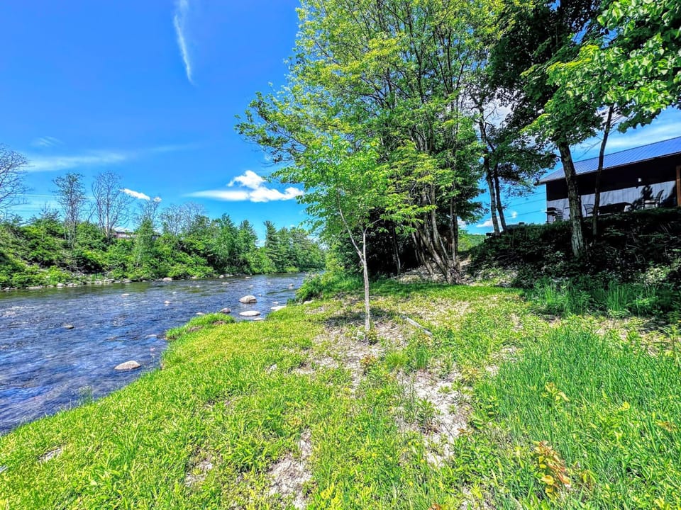 37PA Superbly appointed riverfront home in LIttleton Skiing hiking firepit wif House in Littleton