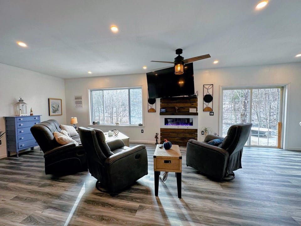 37PA Superbly appointed riverfront home in LIttleton Skiing hiking firepit wif House in Littleton