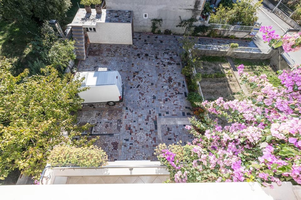 Spring, Day, Neighbourhood, Bird's eye view, Garden, Garden view, Street view, Location, Parking