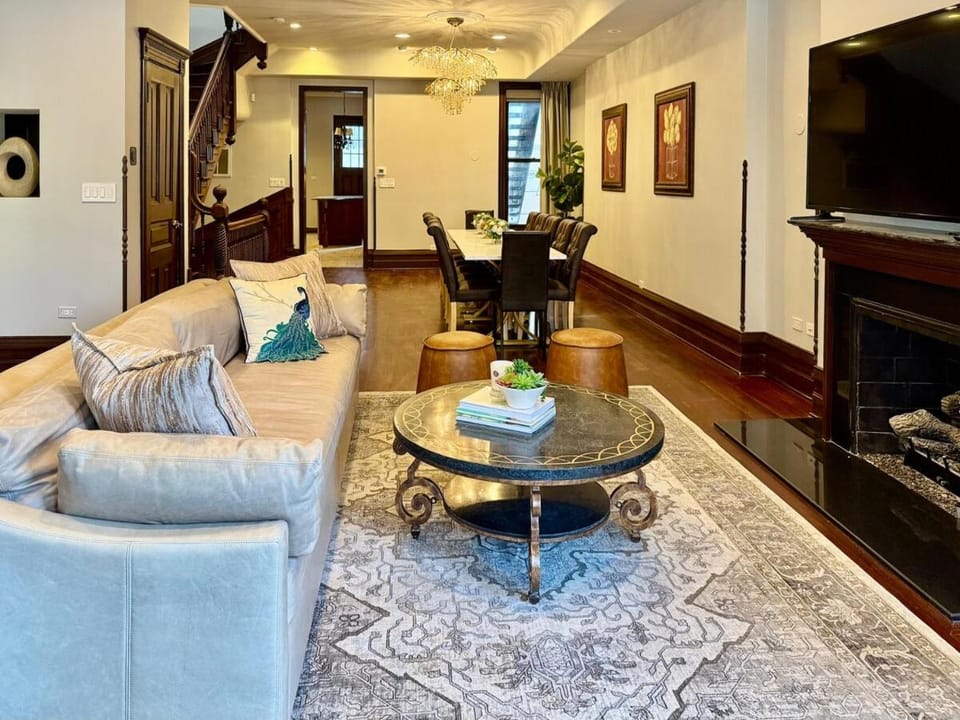 Communal lounge/ TV room, TV and multimedia, Living room, Seating area, Evening entertainment